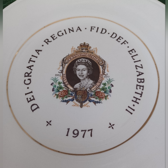 Vintage Queen Elizabeth Silver Jubilee Commemorative Plate - Picture 2 of 6